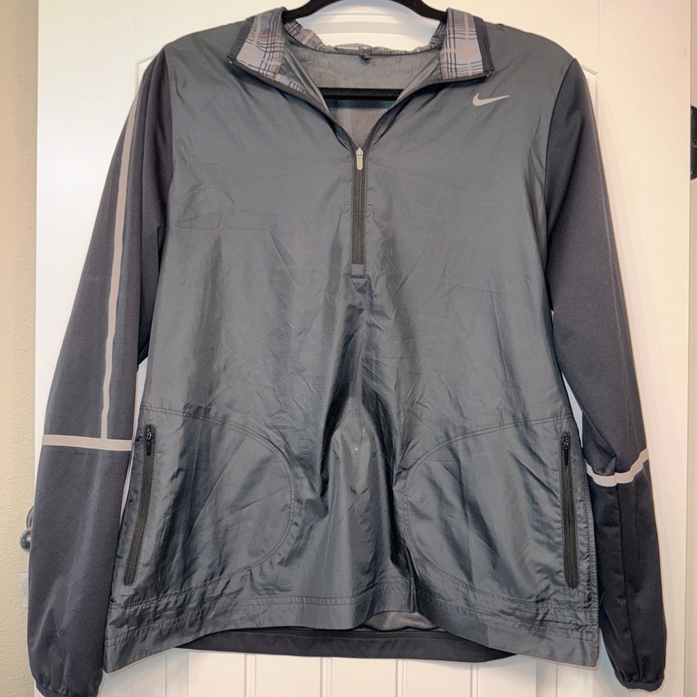 Nike Golf Water resistant pull over. Size L